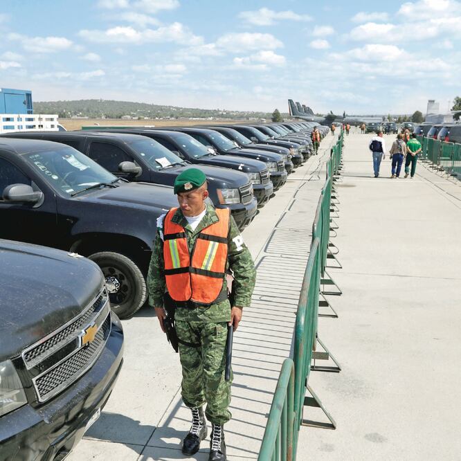 Durante la subasta de vehículos del EMP y el gobierno federal faltaron por venderse 22 vehículos, entre ellos 21 camionetas blindadas. ARCHIVO EL UNIVERSAL