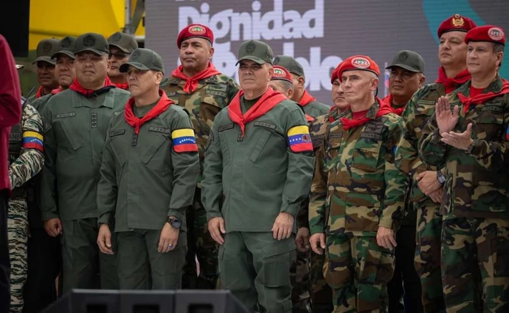 Fotografía de archivo del titular de Defensa de Venezuela, Vladimir Padrino López (c). Foto: EFE
