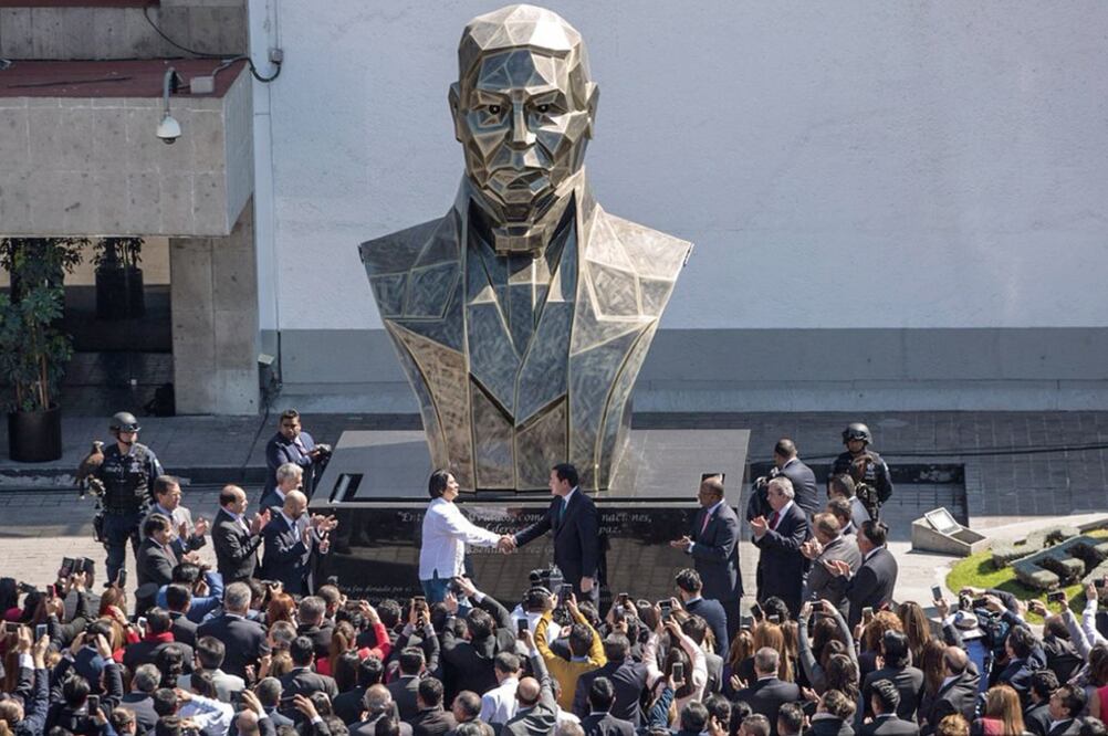 Miguel Ángel Osorio Chong, titular de la Segob, convocó a 2 mil de los 66 mil empleados que tiene la dependencia, para el izamiento de bandera y la develación del busto y placa de Benito Juárez, del escultor oaxaqueño Fernando Andriacc (SEGOB)