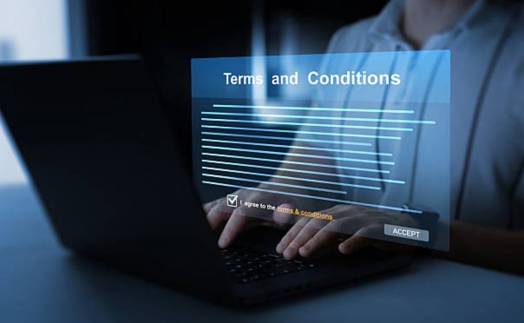 La procuraduría señala que dar clic en “aceptar” equivale a firmar un contrato legal con posibles cláusulas perjudiciales. (04/03/26) Foto: iStock