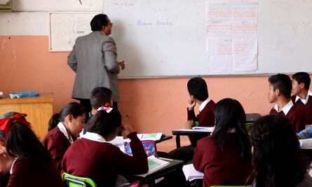 Demanda SNTE servicio eléctrico gratuito para todas las escuelas públicas del país