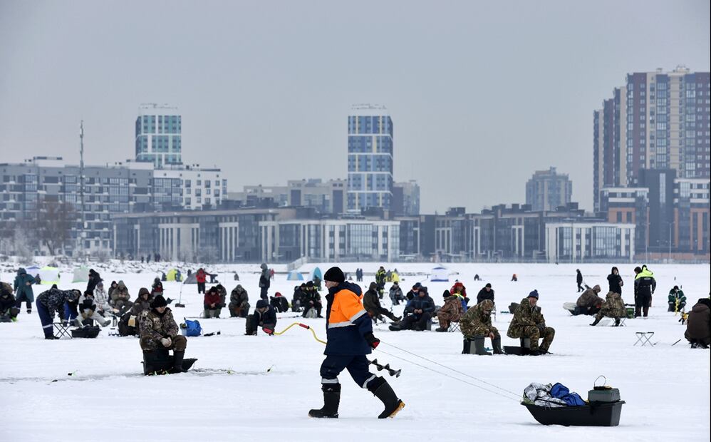 Imagen de gente pescando en el hielo en el Golfo de Finlandia, en San Petersburgo, Rusia, el 8 de febrero de 2025. Foto: EFE
