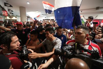 Barristas de Chivas agreden a reporteros en el aeropuerto