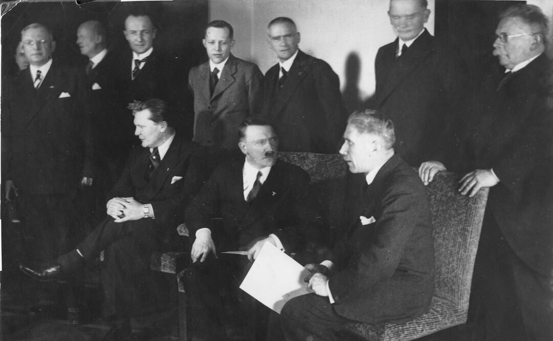 Imagen donde se muestran los ministros del nuevo gabinete de Adolf Hitler. Foto: AP 