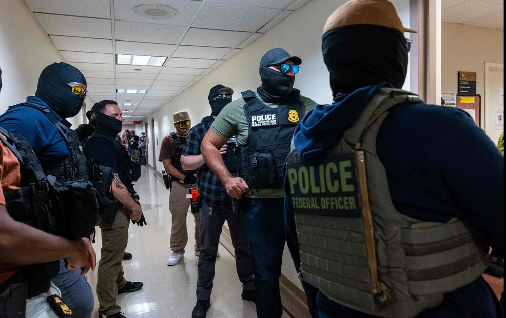 Agentes federales y del ICE patrullan los pasillos del tribunal de inmigración en el Edificio Federal Jacob K. Javitz, en la ciudad de Nueva York, EU. Foto: AFP