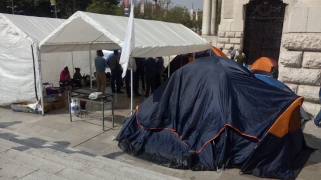 Campesinos regresan a Bellas Artes a protestar contra pintura de Zapata gay