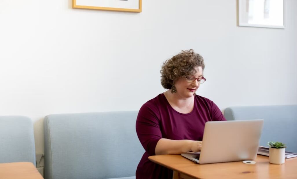 Cómo proteger a los adultos mayores de fraudes en línea. Imagen: Unsplash