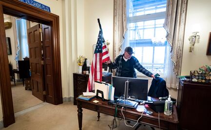 Detienen a hombre que irrumpió en Capitolio y se fotografió en oficina de Nancy Pelosi 