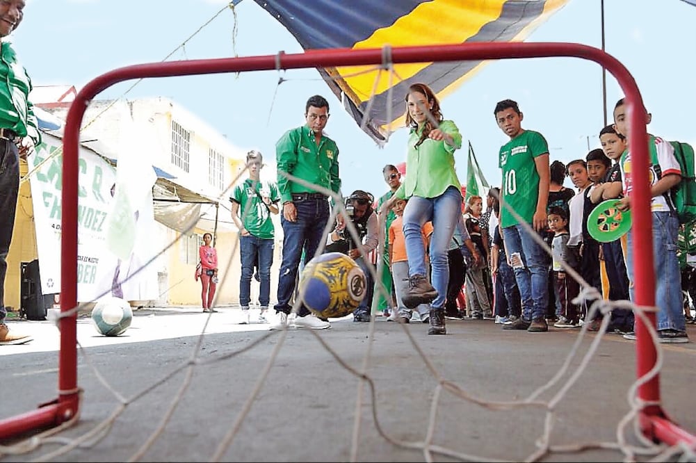 Durante su recorrido por Iztapalapa, un grupo de jóvenes invitaron a Mariana Boy Tamborrel a meter un gol en una pequeña portería, falló el primer intento y ante la insistencia en su segunda patada logró anotar. (ESPECIAL)