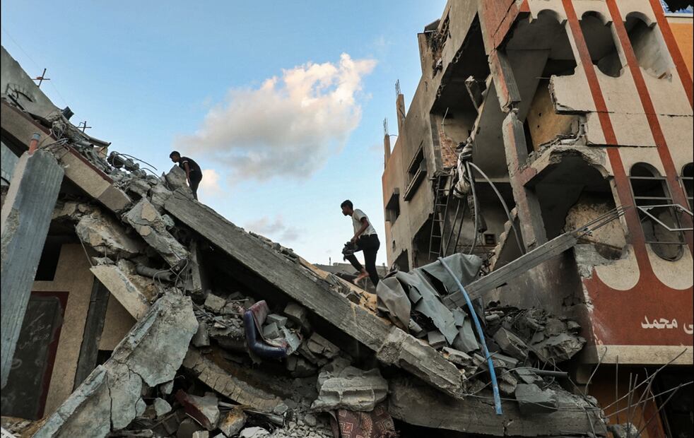 Palestinos revisan los escombros de un edificio alcanzado por un ataque israelí en el campo de refugiados de Nuseirat, en el centro de la Franja de Gaza, el 25 de septiembre de 2025, mientras Israel intensifica su ofensiva aérea y terrestre para capturar la Ciudad de Gaza. Foto: AFP