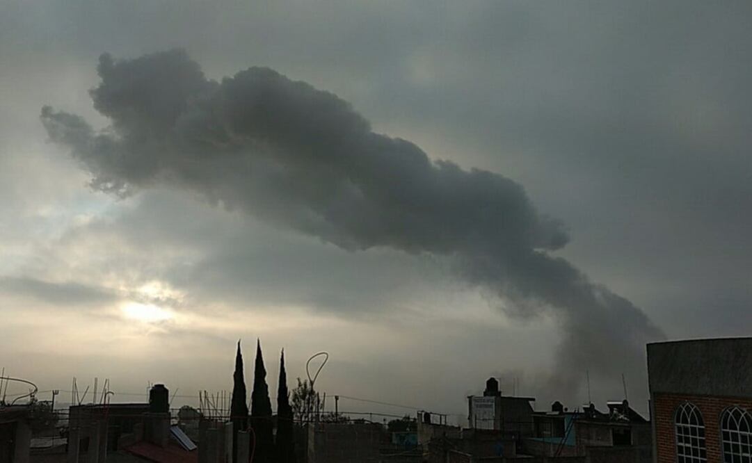 Columna de humo resultado de la explosión de material pirotécnico en La Cantera, Tultepec. (Foto: Twitter @Mario_Roban)