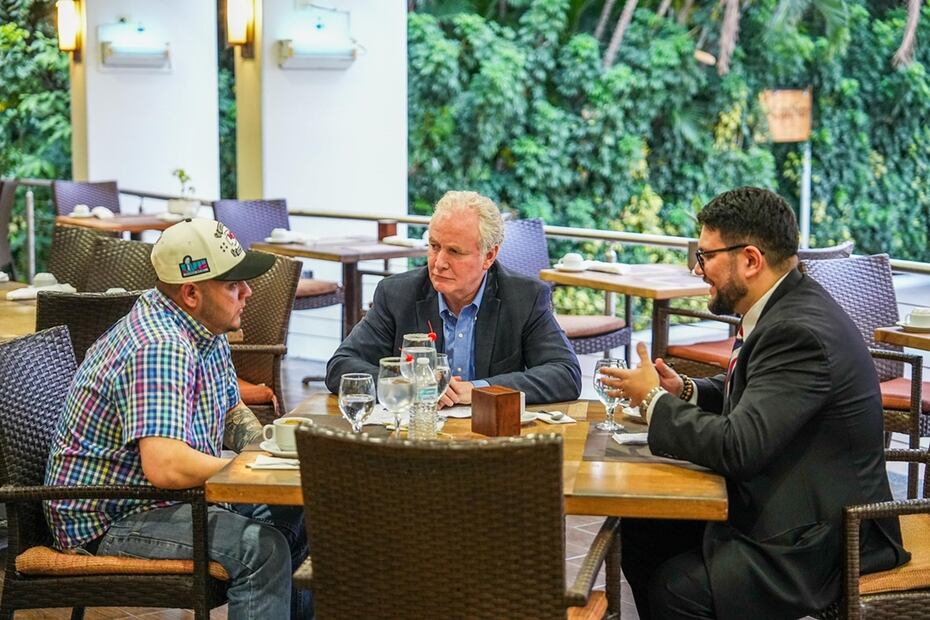 Kilmar Ábrego García (izq.), el migrante salvadoreño que fue expulsado de Estados Unidos, con el senador demócrata Chris Van Hollen (centro). Foto: Archivo