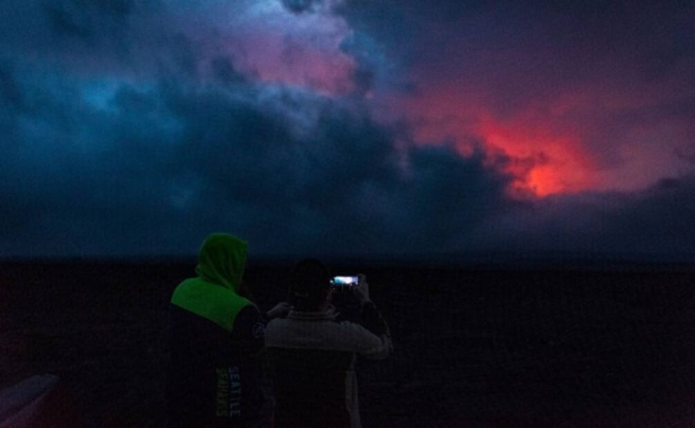 Video. Volcán Mauna Loa dispara impresionantes fuentes de lava de hasta 60 metros en Hawái