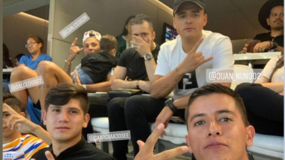 Después de su expulsión, Carlos Salcedo sube a palco a tomar con amigos