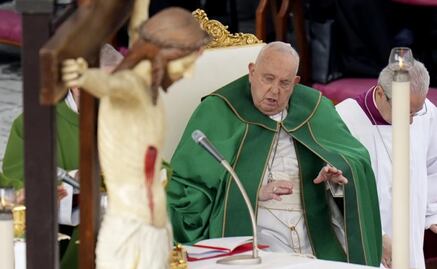 El papa Francisco intenta trabajar pese a estar hospitalizado; pasó “una noche tranquila”, reportan