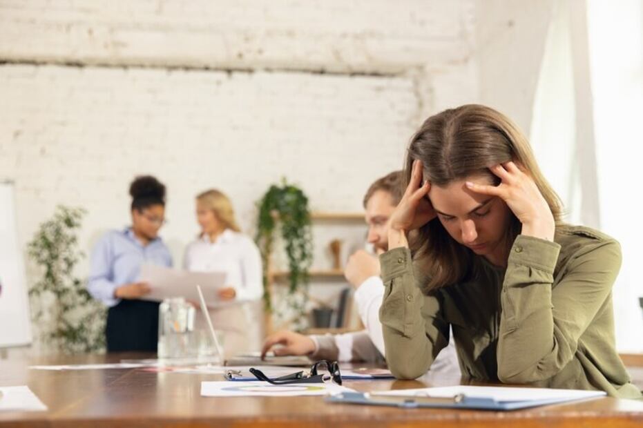 Busca la felicidad mientras trabajas. Fuente: Freepik