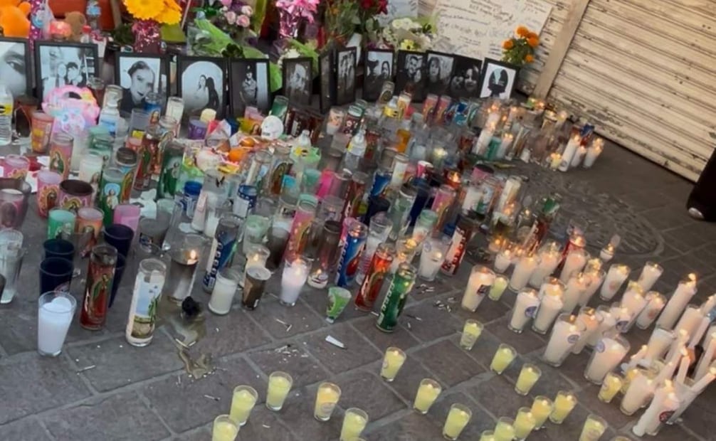 Colocan velas por las víctimas de la explosión en la tienda Waldo's de Hermosillo (06/11/2025). Foto: Javier Escobar