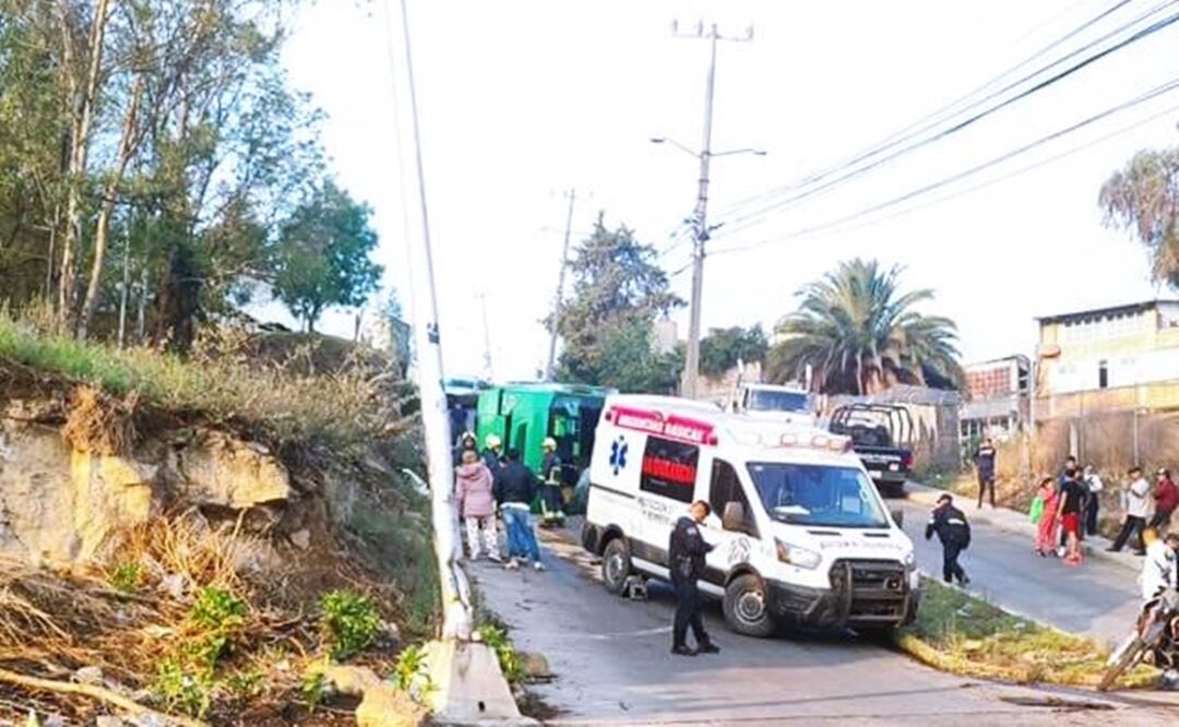 Volcadura de camión en La Quebrada, Edomex, deja un lesionado. Foto: Especial