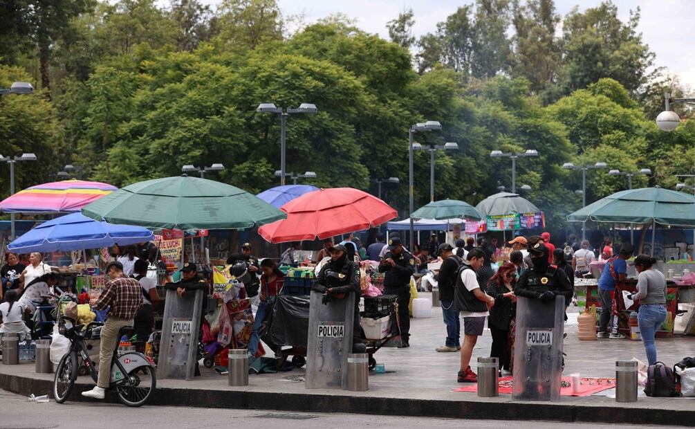 Así luce la explanada del Palacio de Bellas artes, entre ambulantes y policías. Foto: Diego Simón Sánchez