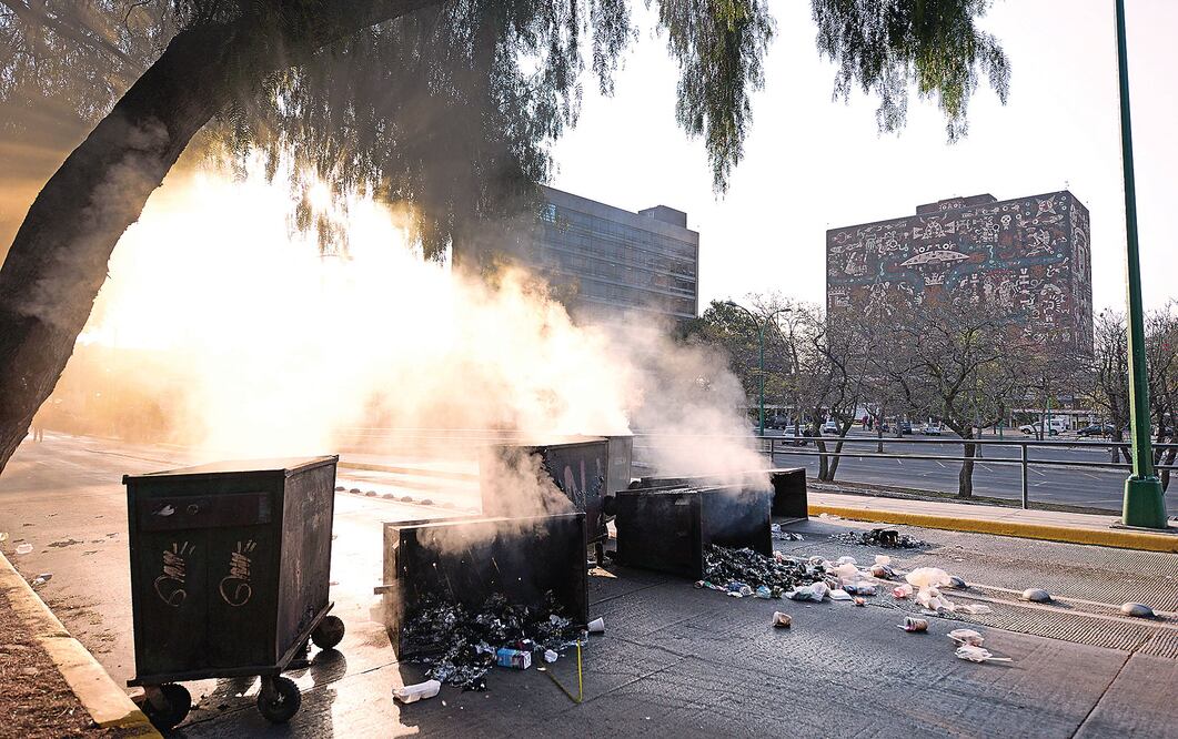 Los vándalos bloquearon el Circuito Escolar, a un costado de la Facultad de Filosofía y Letras, con contenedores de basura a los que prendieron fuego (GUILLERMO PEREA. EL UNIVERSAL)