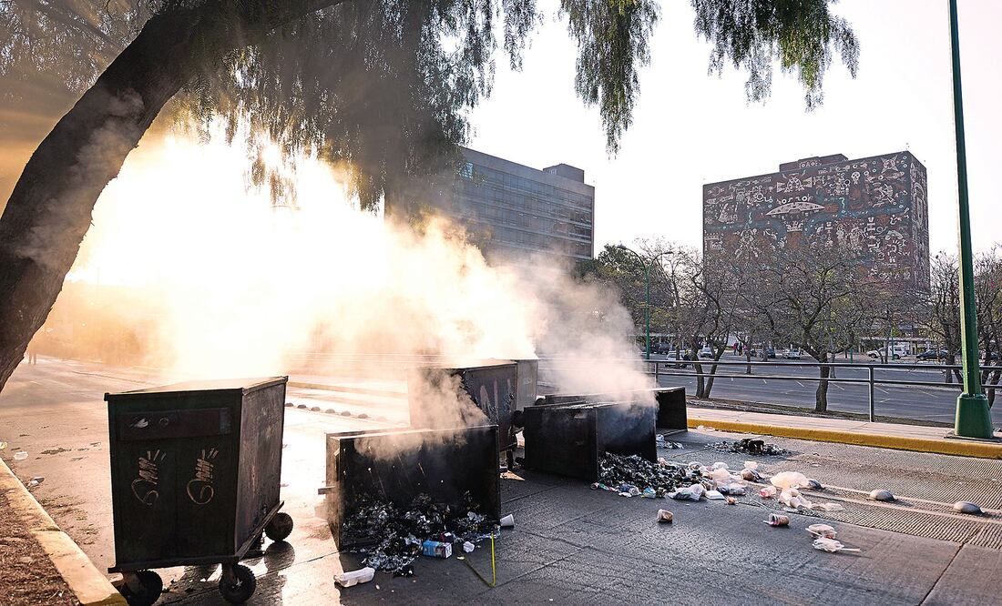 Los vándalos bloquearon el Circuito Escolar, a un costado de la Facultad de Filosofía y Letras, con contenedores de basura a los que prendieron fuego (GUILLERMO PEREA. EL UNIVERSAL)