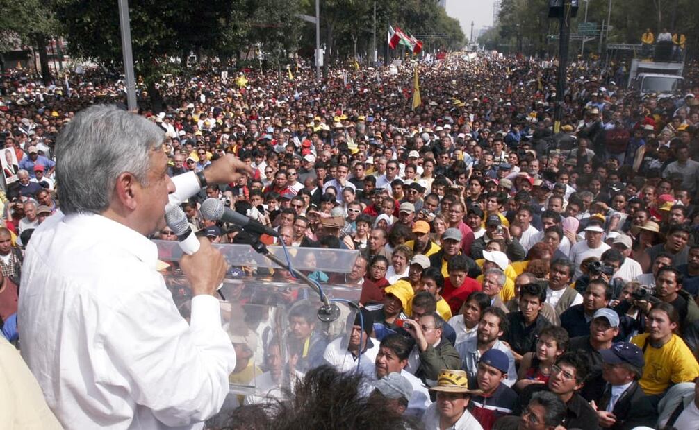 Marcha multitudinaria obradorista contra la investidura de Calderón en 2006, a la altura de la Puerta de los Leones. Foto: Jorge Carballo/Archivo EL UNIVERSAL.