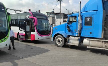 Choca tráiler contra Mexibús de Línea 1 en avenida Central; hay 10 heridos