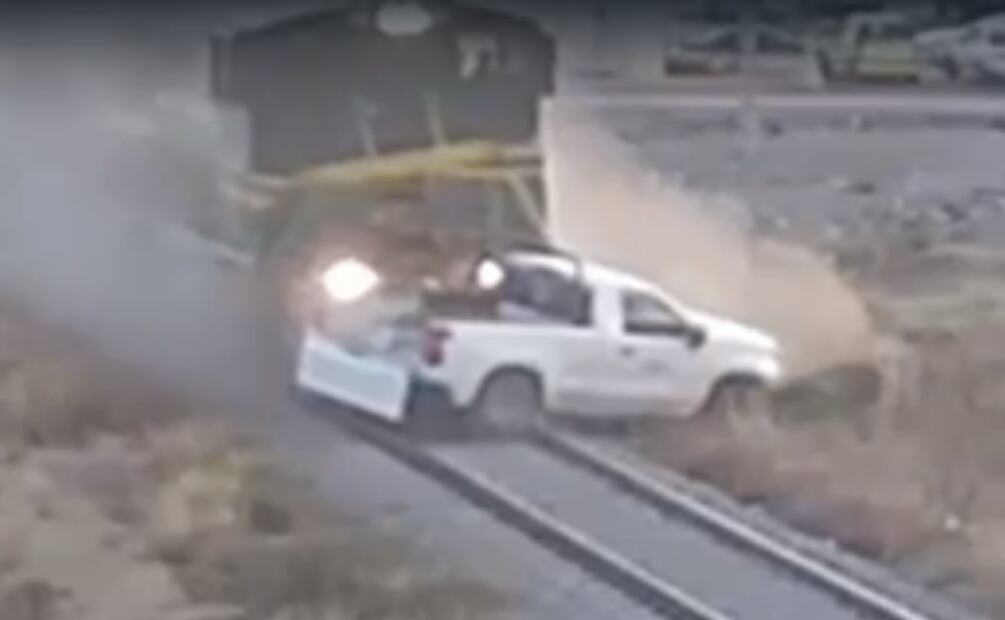 Los paramédicos les dieron los primeros auxilios a los dos ocupantes del vehículo colisionado. Foto: Captura de video
