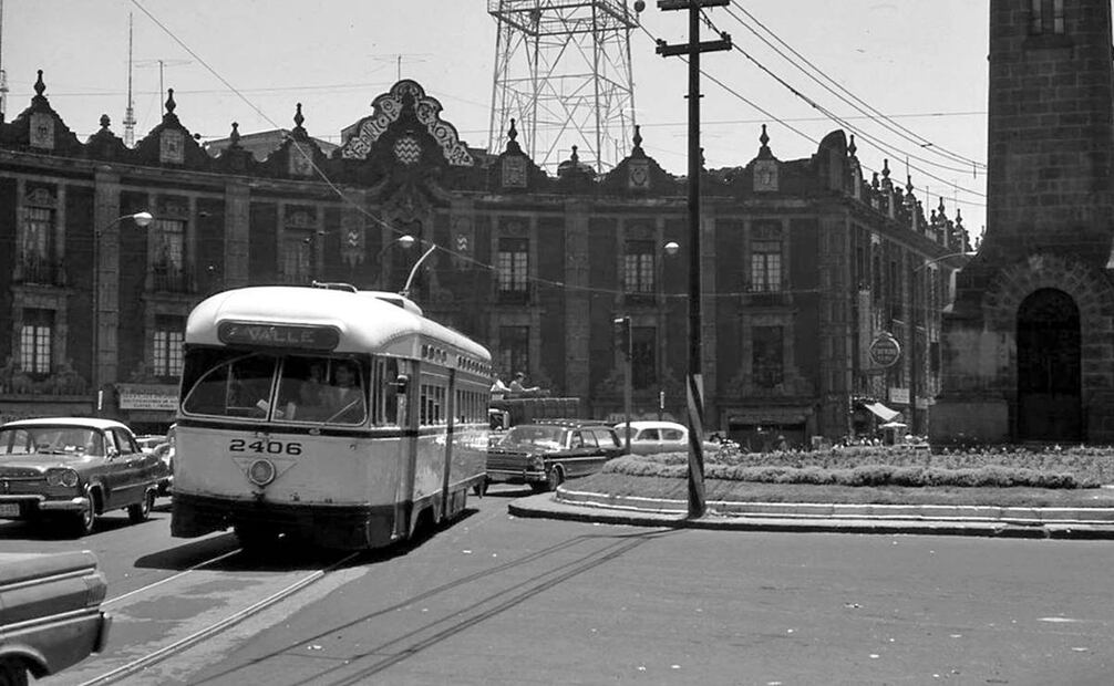 El tranvía avanza por el cruce de Bucareli y Emilio Dondé, en los límites del primer cuadro, a finales de los años sesenta. Entonces la circulación era de doble sentido; en el fondo se aprecia el Edificio Gaona, conjunto de estilo neocolonial planeado por el arquitecto Ángel Torres Torija en 1922, y del lado derecho está el Reloj Chino. Archivo EL UNIVERSAL.