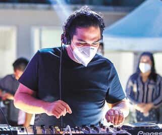 De alcalde a DJ: lleva música a familias en confinamiento 