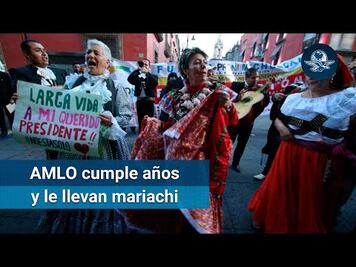 Simpatizantes van a Palacio Nacional a cantarle las mañanitas