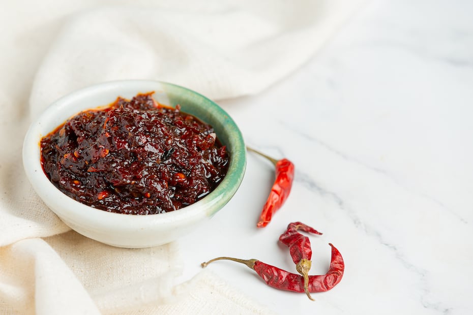 Elaborada con chiles secos, ajo y aceite, la salsa macha destaca por su textura crujiente y su aroma ahumado. Foto: Freepik