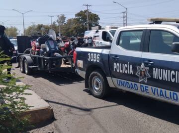 Retiran 37 motocicletas y 3 vehículos por no tener placas de circulación en Sinaloa; detienen a joven por espiar con radio a autoridades