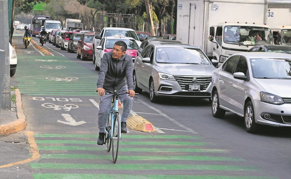 Ciclistas capitalinos, en el tramo abierto en calzada San Isidro, donde ya ha sido confinada la vía y se colocaron bolardos. Foto: Carlos Mejía / EL UNIVERSAL