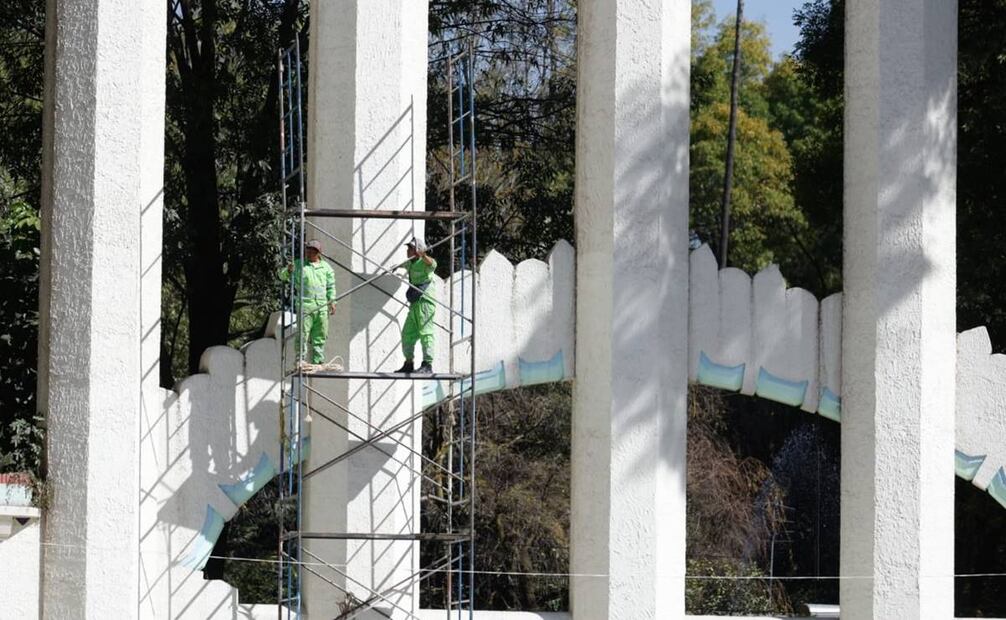 Alrededor de 30 trabajadores realizaron el barrido manual de la basura acumulada, retiraron la hojarasca en la parte superior del conjunto arquitectónico y limpiaron el polvo. Foto: Especial