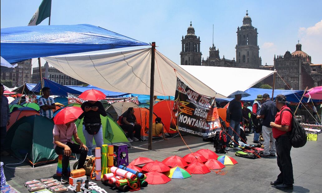 El número de comerciantes ambulantes se incrementó en la plancha del Zócalo, tras la instalación del plantón de maestros de la CNTE en la Ciudad de México, el lunes 19 de mayo de 2025. Darío Luna / El Universal