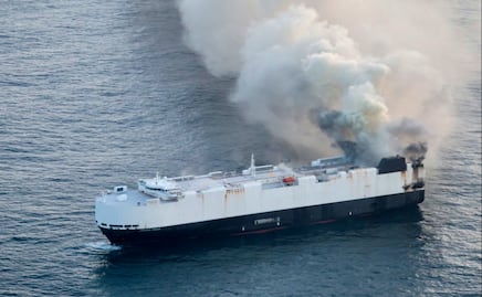 Incendio en carguero con autos eléctricos que iba a México  sigue activo frente a Alaska; no hay barcos de extinción cerca para apagarlo