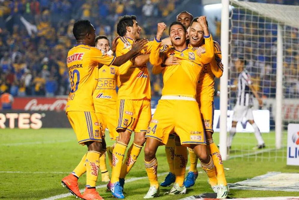 Los jugadores de Tigres celebran un gol. Archivo