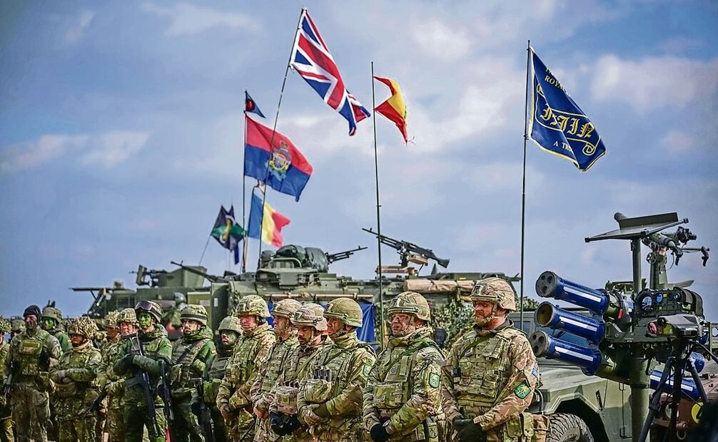 Fuerzas militares de la OTAN durante una exhibición, tras el Ejercicio Steadfast Dart 2025 en el Área de Entrenamiento de Smardan, sureste de Rumania, el 19 de febrero pasado. Foto: Daniel Mihailescu / AFP)