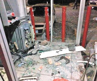 Hacen explotar cajero y quitan pertenencias a policías privados