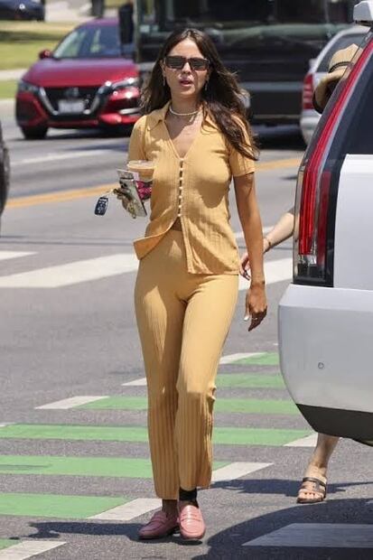 Eiza González luce jeans oversize con body y acierta con su look