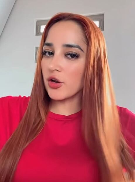Esposa de Eduin Caz se vuelve pelirroja como Karol G