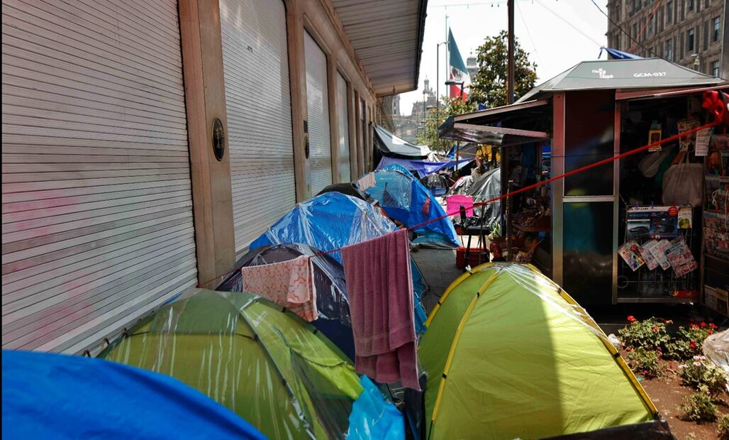 El plantón de maestros de la CNTE ha provocado una disminución en las ventas de hasta 80% en los comercios del Centro Histórico de la Ciudad de México. Foto: Diego Simón Sánchez/EL UNIVERSAL