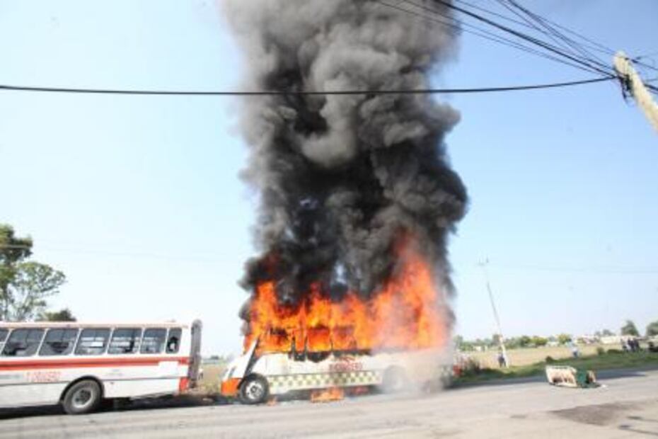 Queman camiones de transporte durante protesta en Edomex