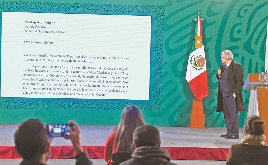 El presidente Andrés Manuel López Obrador dio a conocer la carta que envió en 2019 al rey de España, en la que le solicita ofrecer disculpas a México por la conquista española. Foto: Armando Martínez. EL UNIVERSAL