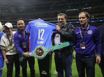 Cruz Azul recibe cinturón verde y oro del CMB por sus 95 años de historia