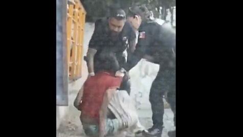 VIDEO: Captan a policías golpeando a un hombre en situación de calle en Guadalajara