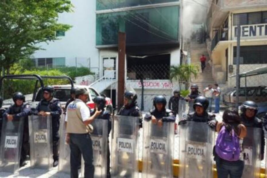 Maestros incendian oficinas de Educación en Guerrero