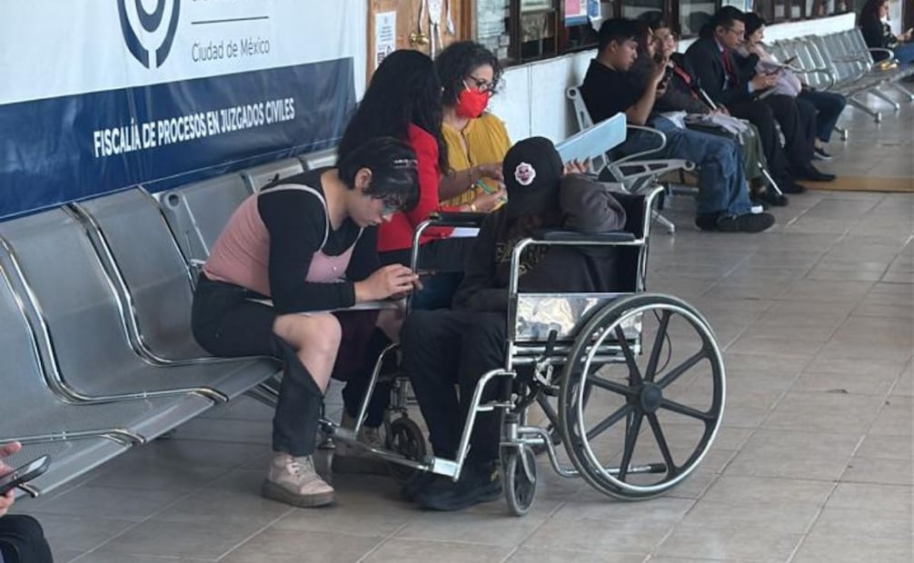 Imágenes del adulto mayor esperando a ser recibido por el fiscal (09/11/2025). Foto: Especial