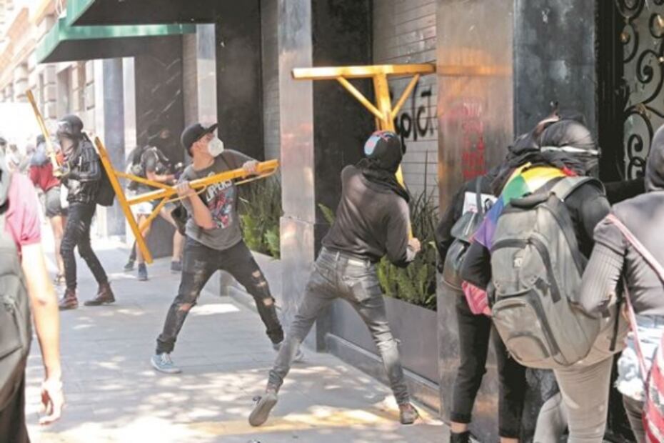 Anarcos toman el Centro; policía no los confronta
